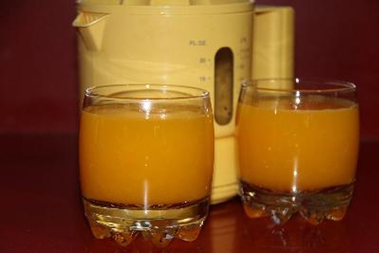 La espinaca, el jugo de naranja y los cereales fortificados con vitaminas contienen ácido fólico