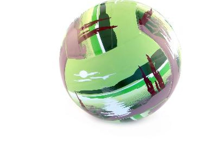 El voleibol es un deporte ampliamente popular jugado tanto por hombres como por mujeres.