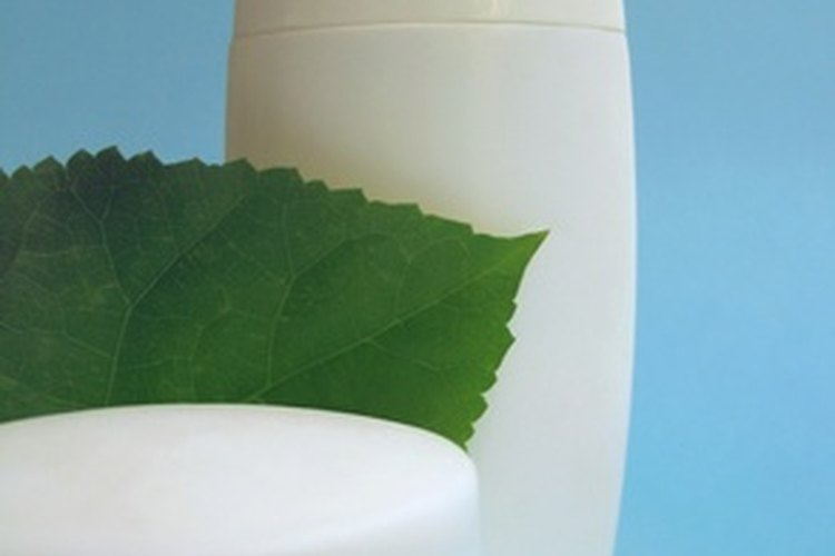 Los productos derivados del petróleo son ampliamente utilizados en una variedad de cosméticos.
