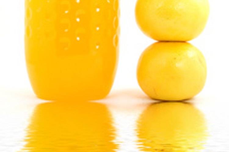 El jugo de naranja fortificado con calcio puede afectar la eficacia de la ciprofloxacina.
