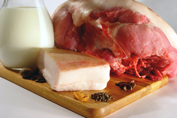 Puedes encontrar carnitina naturalmente en carnes y lácteos.