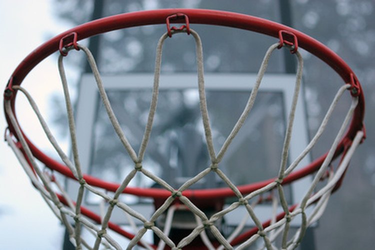 El aro de baloncesto consiste en un aro de metal y una red.