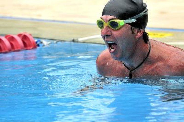 Ejercitarte en el agua fortalecerá los músculos de tus piernas.
