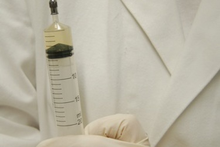 Un médico extrae la mayor cantidad de líquido.