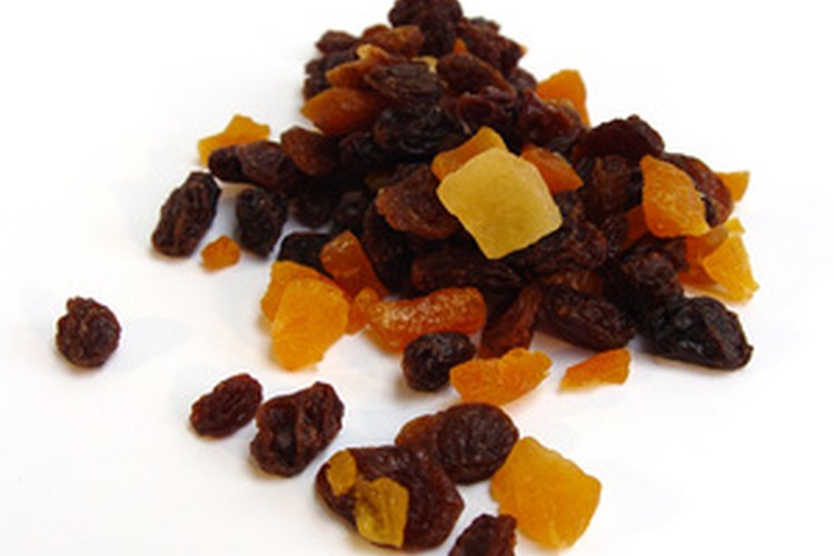 Para proteger tus dientes, mastica goma de mascar luego de comer las saludables pero pegajosas frutas secas.
