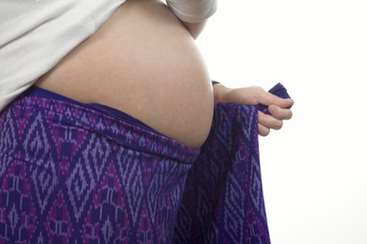 Cuando un ovario es fertilizado, se implanta en el útero y la menstruación cesa hasta algún tiempo después del nacimiento del bebé.