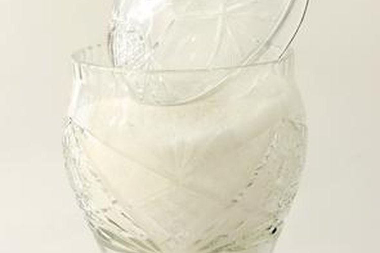 Haz un exfoliante de ácido glicólico casero con azúcar de caña y jugo de limón.