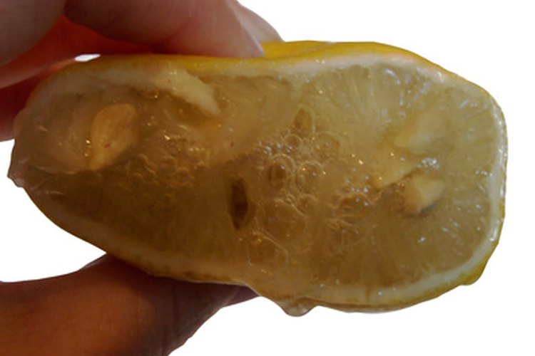 El jugo de limón puede ayudar a bajar la presión arterial alta.
