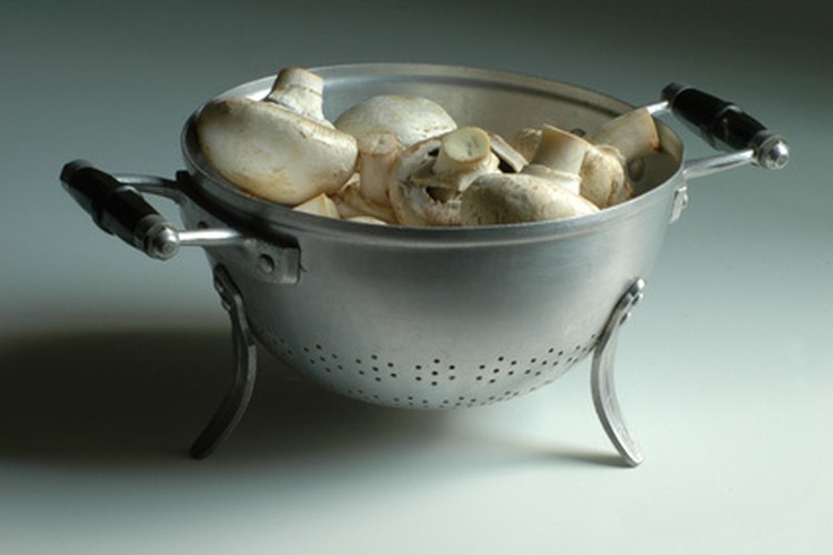 Cómo un colador de cocina, la filtración en los riñones mantiene las cosas grandes (cómo células sanguíneas) en la sangre mientras que permite que el exceso de agua y contaminantes se vayan.