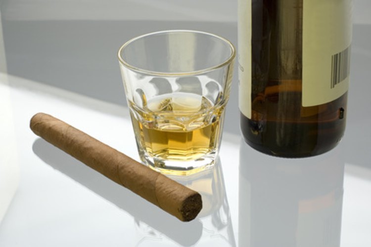 El beber alcohol y el fumar son causas comunes que producen gastritis.