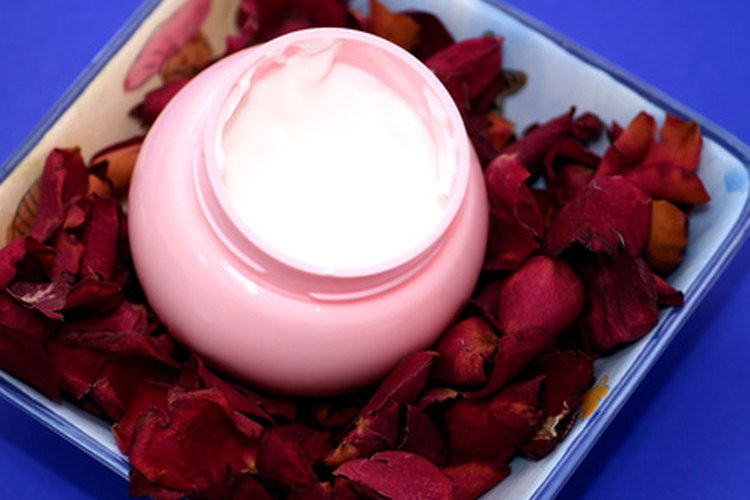 La microdermoabrasion es una manera de exfoliar y pulir tu piel.
