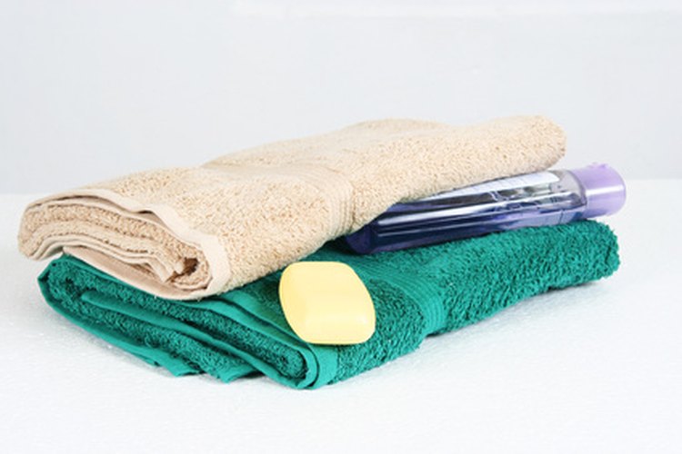 Reúne los artículos de baño antes de tiempo al bañarte con un brazo lesionado.