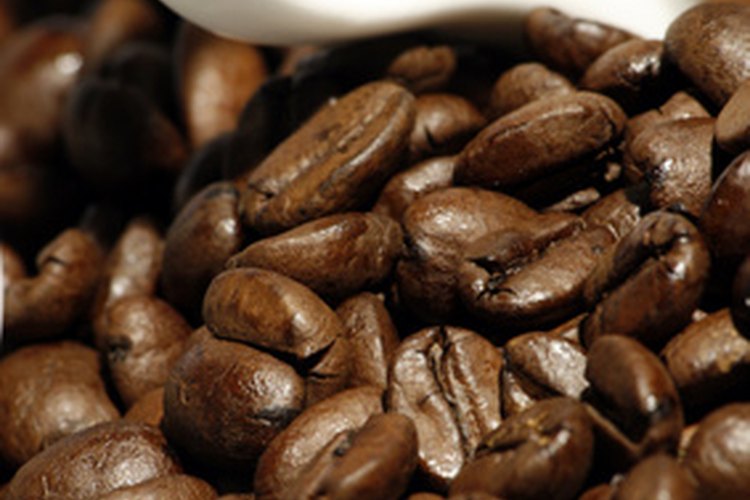La cafeína estimula el sistema nervioso central, lo cual aumenta el ritmo cardíaco.