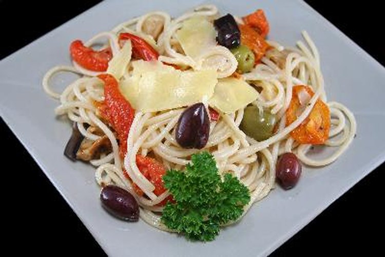 La dieta mediterránea enfatiza en verduras, granos enteros y grasas saludables.