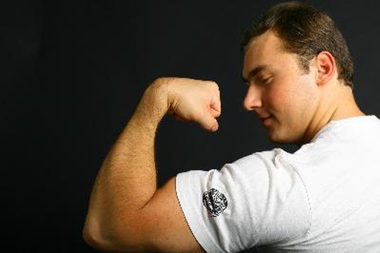 Los hombres producen una mayor cantidad de testosterona que las mujeres.