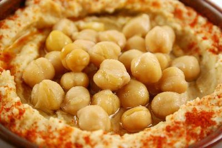 El hummus está hecho de garbanzos.