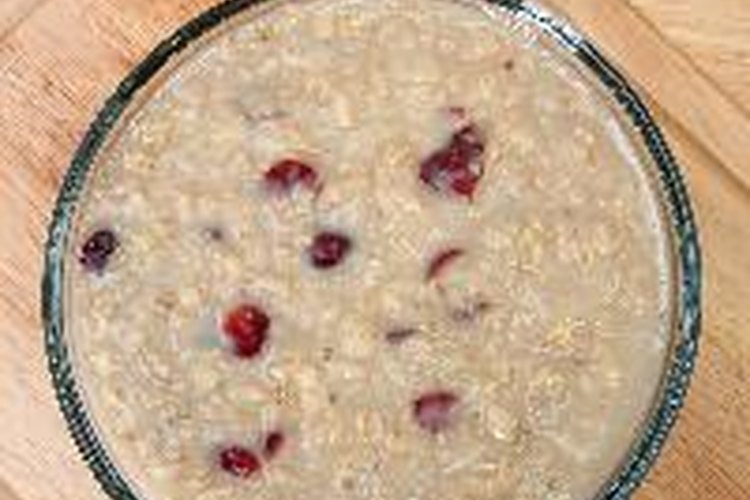 La avena es un alimento blando que no produce malestar estomacal durante un brote de colitis ulcerosa.