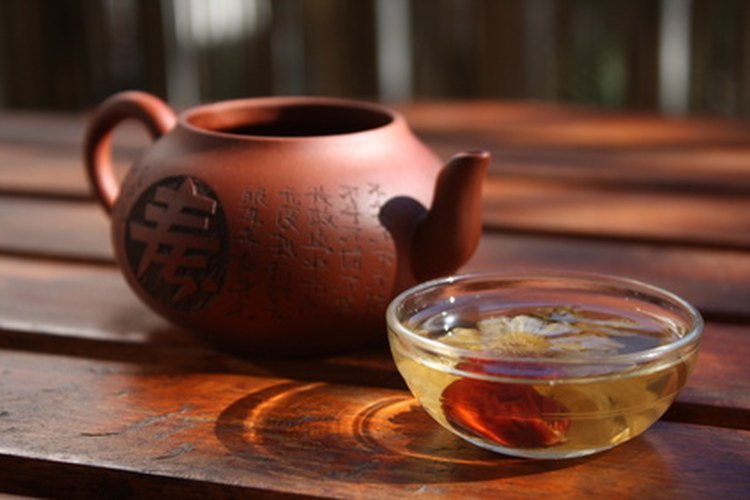 Disfruta una taza de té de hierbas sin cafeína.