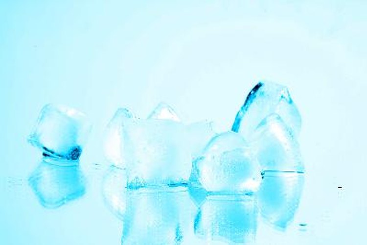 Poner un cubo de hielo sobre el herpes labial puede ayudar a que sane más rápidamente, y también evita que el dolor se extienda.