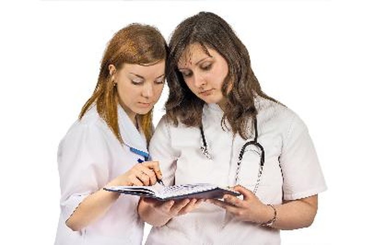 Las enfermeras o enfermeros registrados ayudan a los médicos y especialistas a cuidar de los enfermos y heridos.