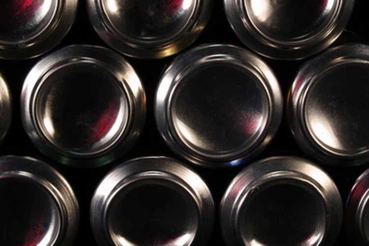 El aluminio es un elemento común en las latas de refresco.