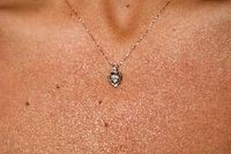 La tiroides es una glándula pequeña ubicada en la parte frontal de tu cuello.