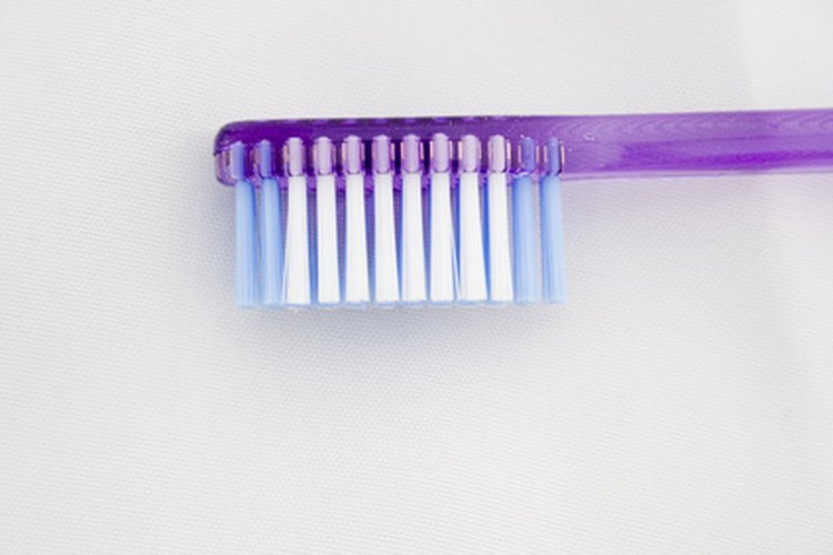 Un cepillo de dientes es firme pero suficientemente suave para restregar la piel.