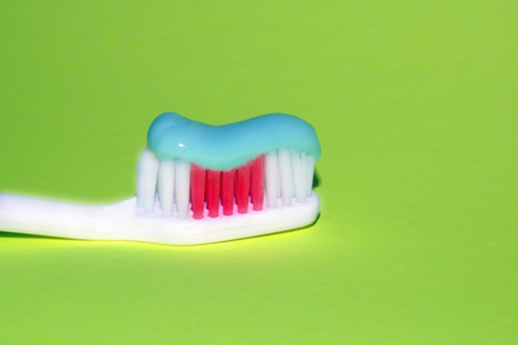 El flúor forma el compuesto fluoruro, que se encuentra en muchas marcas de pasta de dientes.