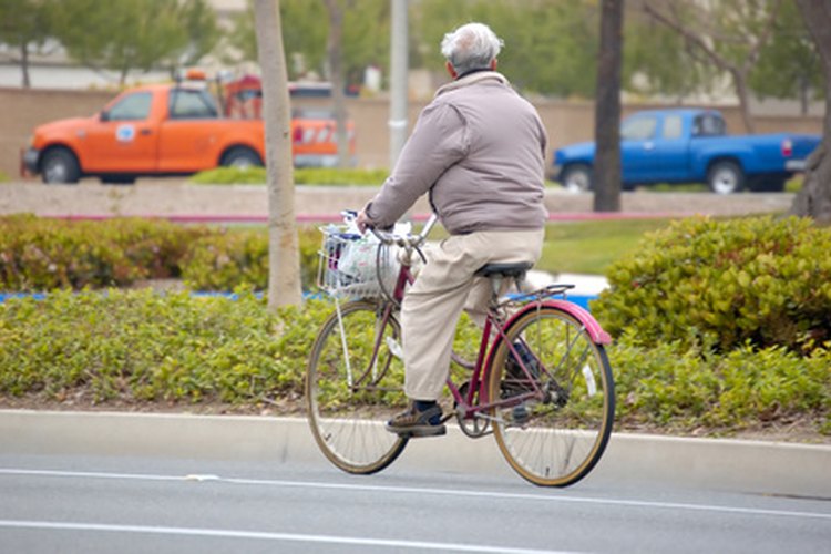 Anda en bicicleta o camina a lugares a corta distancia en vez de conducir.