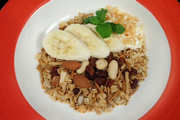 Consume un desayuno con proteínas, granos integrales, frutas y vegetales.