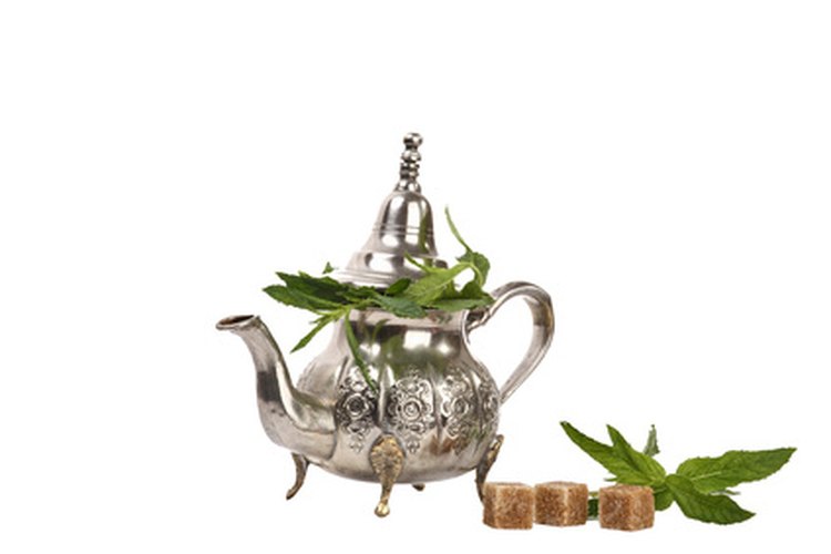 El té de hierbabuena es un popular remedio herbal para el dolor de garganta.