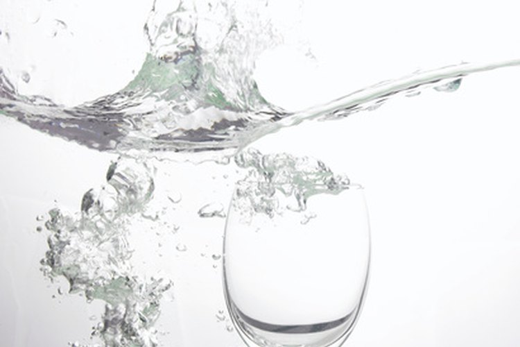 Toma mucha cantidad de agua para prevenir la aparición de los dolores de cabeza una vez que dejas de fumar.