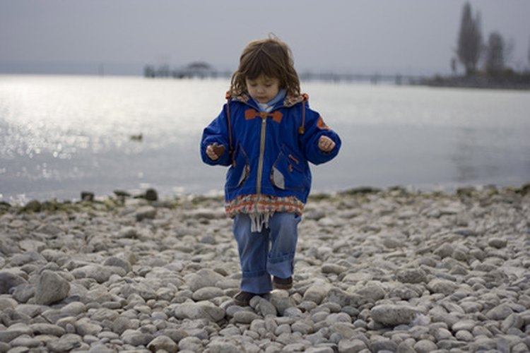 Todos los niños pequeños ocasionalmente pueden caminar sobre la punta de sus dedos.