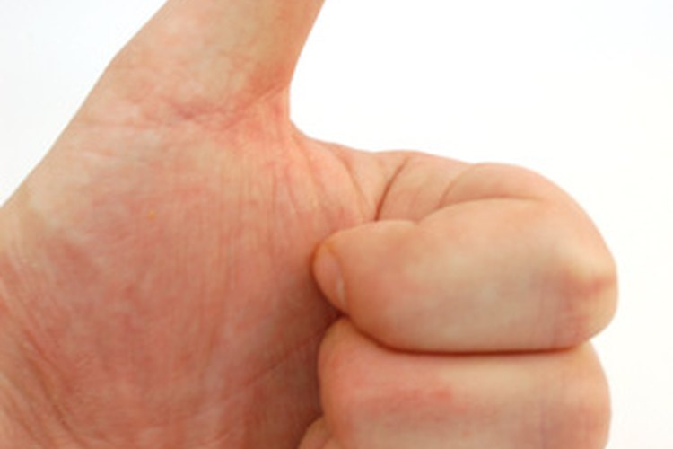 Mueve lentamente tu dedo pulgar en un círculo en la articulación base.