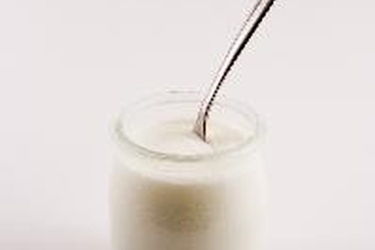 Colar el yogur o hacerlo casero te dejará un suero nutritivo.