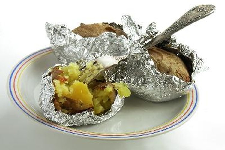 La fibra en las papas horneadas pueden prevenir el estreñimiento y la diarrea.