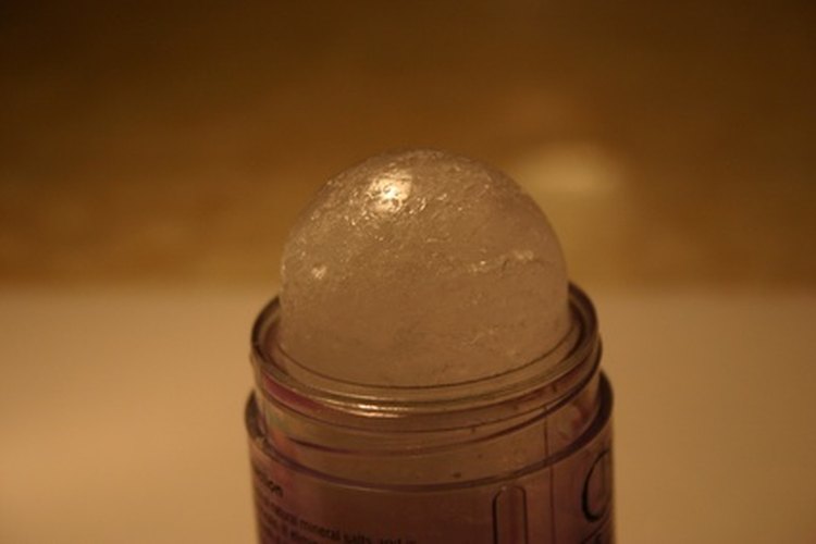 El desodorante de Crystal usa sales naturales para controlar el olor del cuerpo.