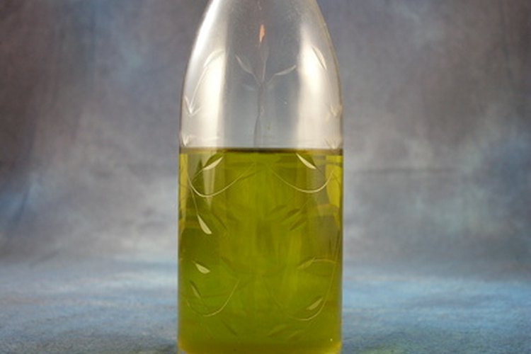 El aceite de oliva ablanda y lubrica la cera del oído.