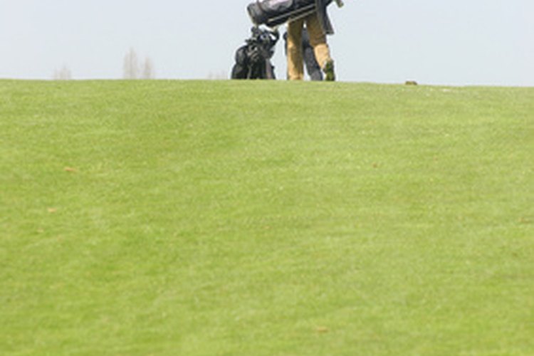 Las personas mayores pueden mantener su competitividad en el golf con algunas modificaciones del swing.