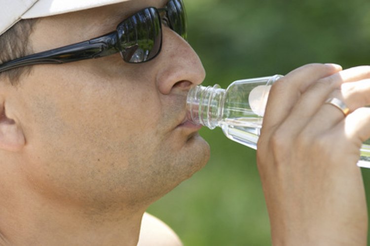 Toma de 6 a 8 vasos de agua diariamente.