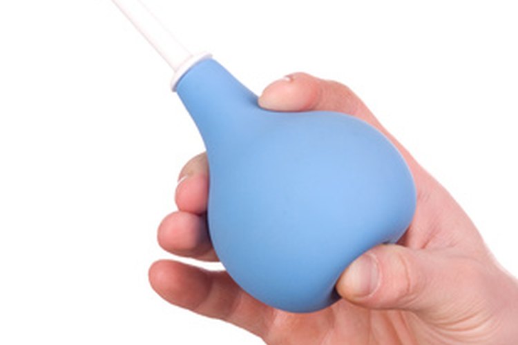 Las enemas ocasionales son más seguras que los laxantes.
