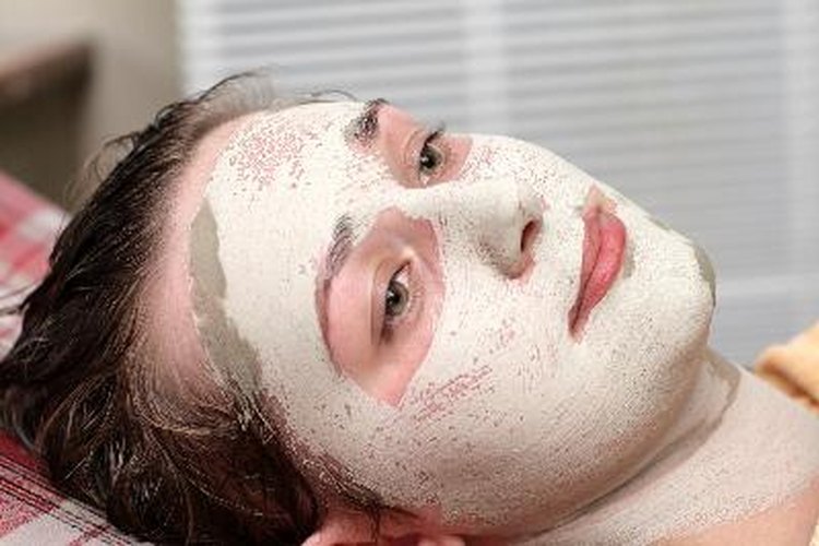 Prepara un remedio casero para mejorar la piel de tu rostro.