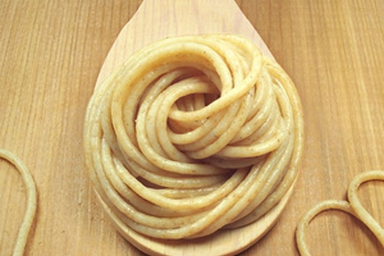 Una taza de pasta integral cocida contiene un promedio de 37 g de hidratos de carbono.