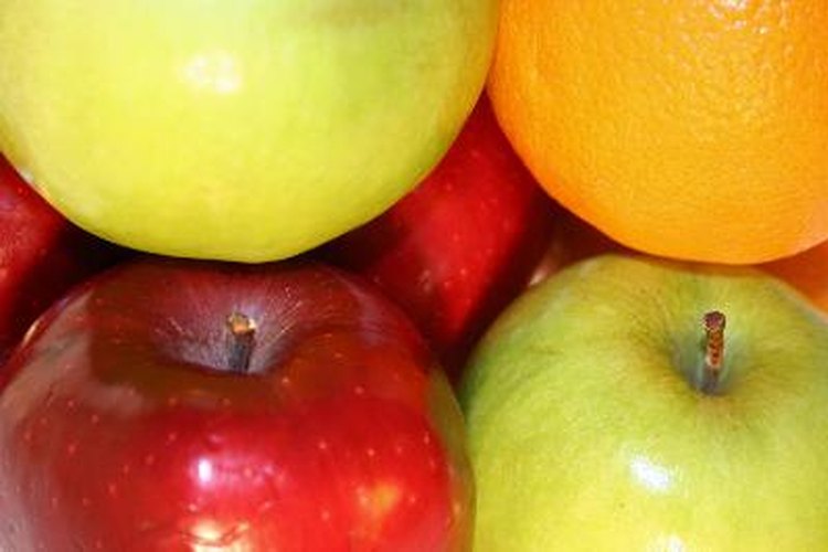 Las naranjas tienen mucha más vitamina C que las manzanas.