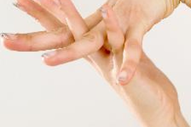 Cuida tus cutículas con remedios naturales.