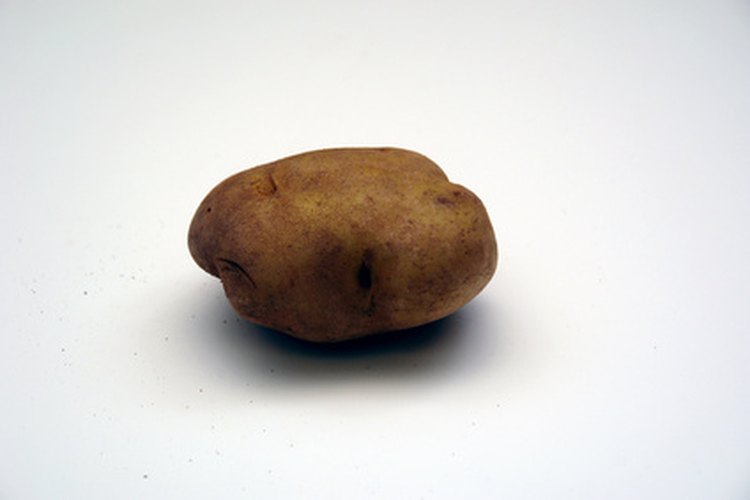 Deja las cáscaras en las patatas para aprovechar más el potasio.