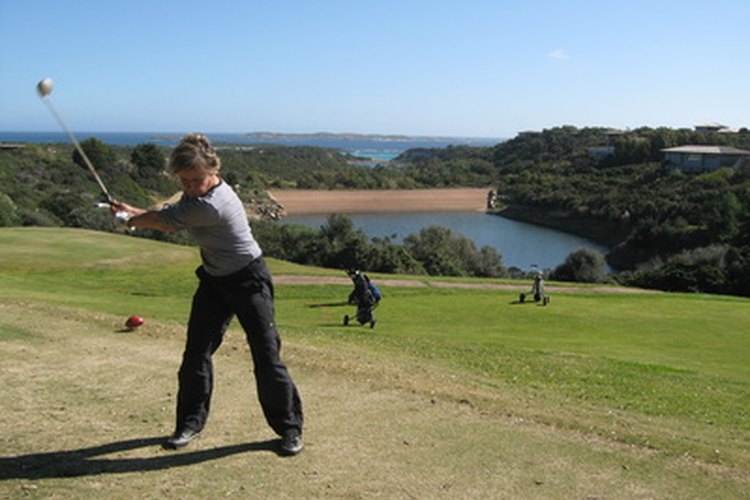 Las rodillas deben estar ligeramente flexionadas durante el swing trasero.