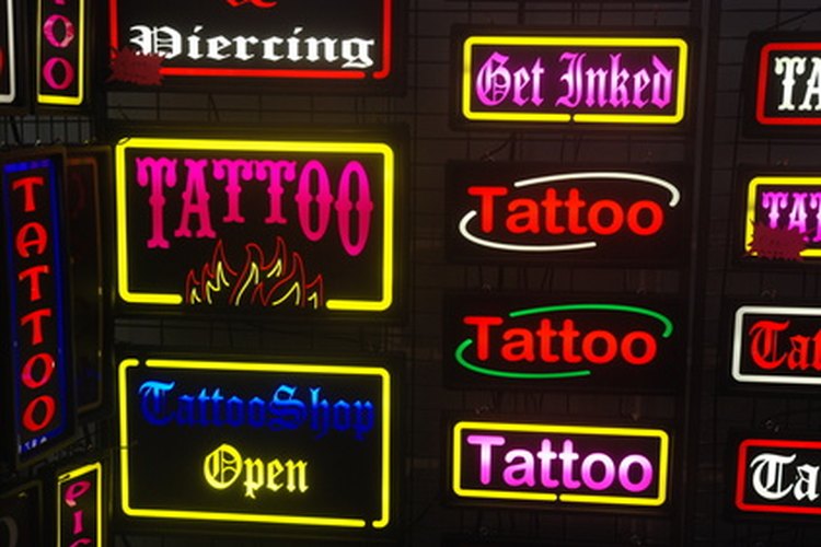 Un cartel de tatuajes para la tienda alerta a posibles clientes de que tu tienda está abierta.