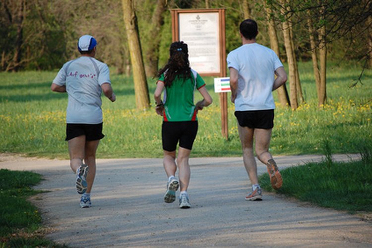 Con el tiempo, correr 5 millas con tus amigos puede mejorar tu condición física.