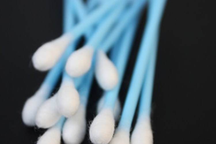 Utiliza bastoncillos de algodón para aplicar cremas y medicamentos sobre tu cara.